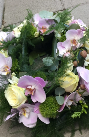 bloemen roels urnekrans