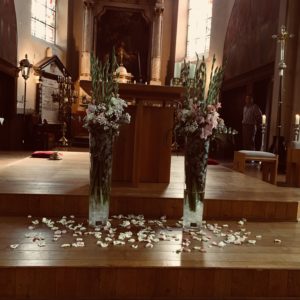 bloemen roels kerkdecoratie