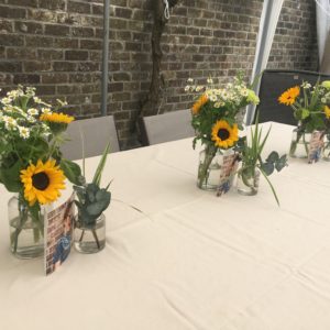 bloemen roels zaaldecoratie tafeldecoratie