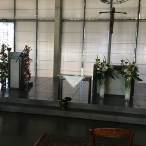 bloemen roels kerkdecoratie