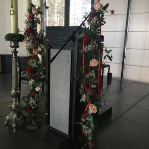 bloemen roels kerkdecoratie